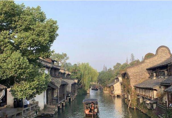 2017年，中國(guó)數(shù)字經(jīng)濟(jì)總量達(dá)27.2萬(wàn)億元，數(shù)字經(jīng)濟(jì)對(duì)GDP增長(zhǎng)貢獻(xiàn)率達(dá)55%