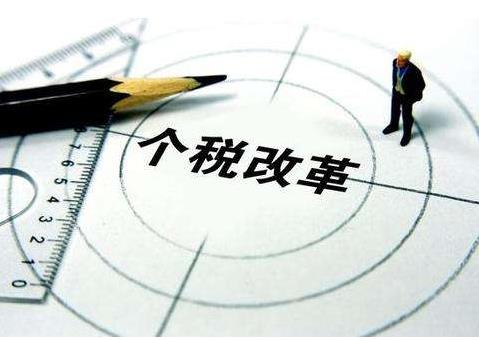 11月份，全國一般公共預(yù)算收入10775億元，同比下降5.4%，支出16431億元，同比下降0.8%??