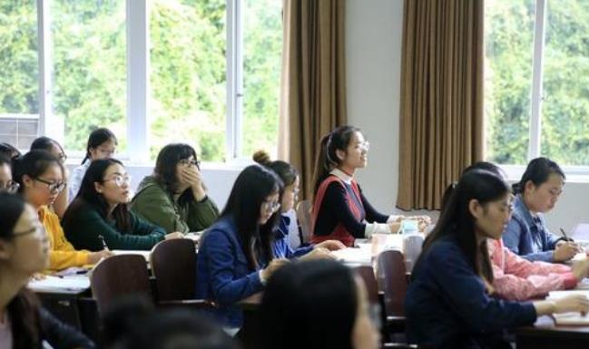 2018年全國(guó)共有普通高等學(xué)校2663所，各種形式的高等教育在學(xué)總規(guī)模為3833萬(wàn)人